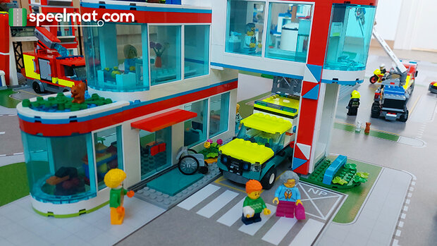 LEGO set 60330 Ziekenhuis